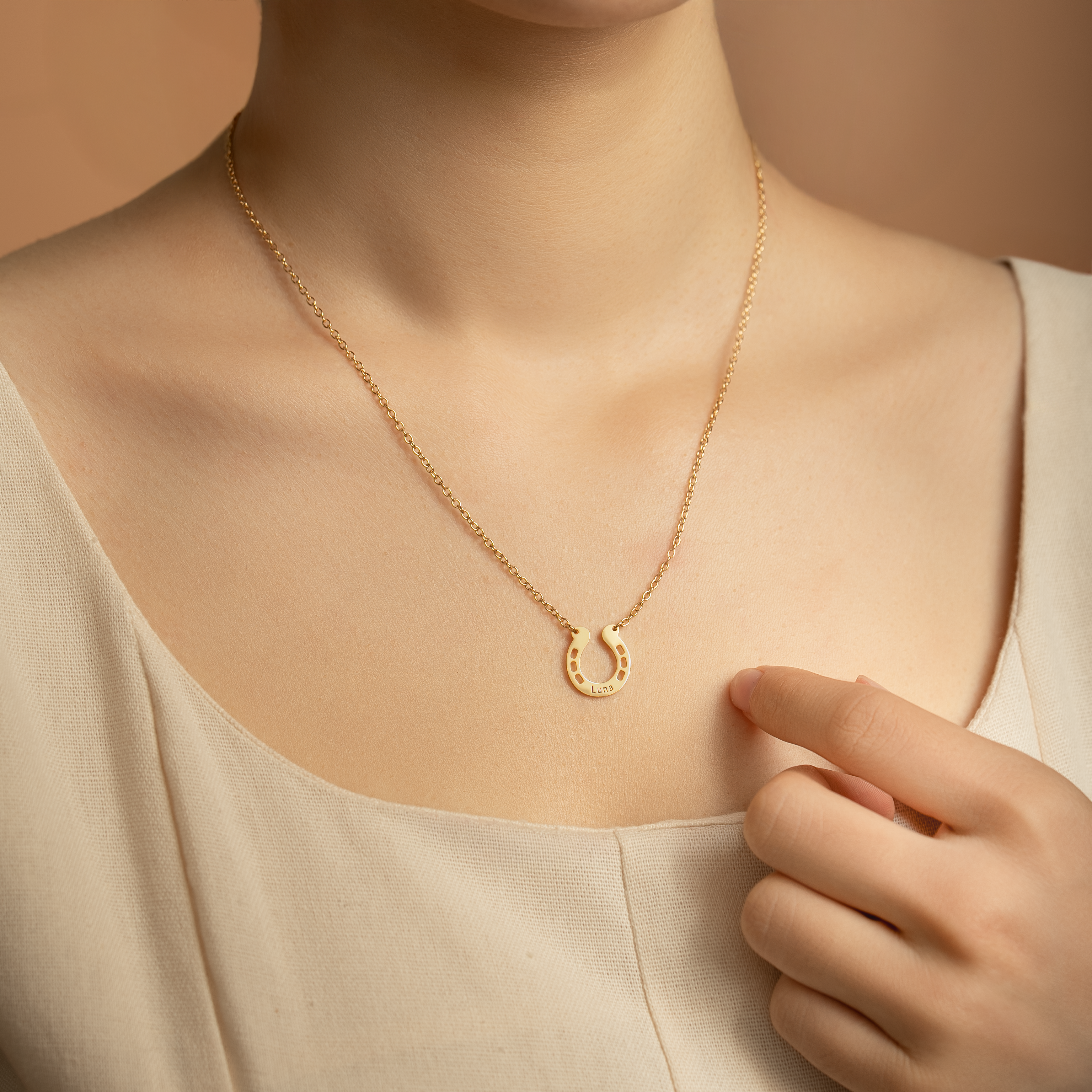 6357JUS2 personalized horseshoe pendant necklace gifts for horse lovers 6357J0I5A_d2f1606e 42a4 43e9 8d24 cd00ea14b1f9